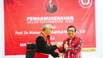 Mahfud MD Dianugerahi Pemimpin Jujur dan Berani oleh Raja-raja Ambon