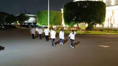 Relawan Jokowi Sambangi Istana Kepresidenan Malam-malam, Ada Apa?