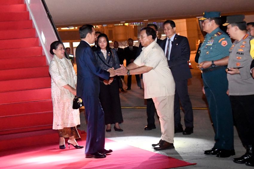 Tiba di Indonesia, Jokowi Disambut Prabowo Subianto di Bandara Soetta