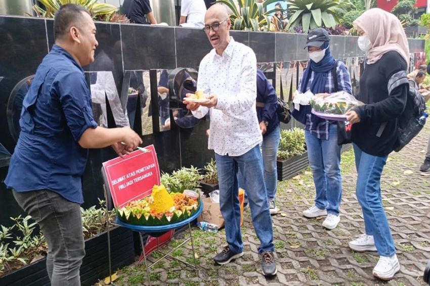 Firli Bahuri Tersangka, Sejumlah Mantan Pegawai KPK Bawa Tumpeng hingga Cukur Gundul