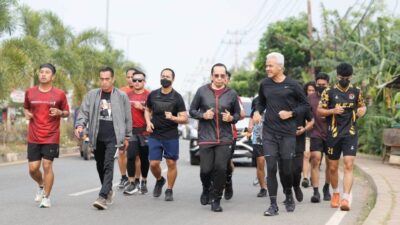 Ganjar Pranowo Lari Pagi dan Sarapan Bubur Bareng Anak-Anak di Merauke