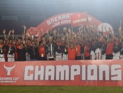 Ganjar Serahkan Piala Kepada Tim Bali, Juara 1 Liga Kampung Soekarno Cup U-17