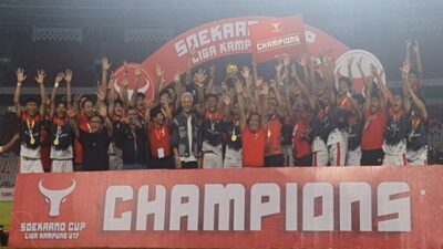 Ganjar Serahkan Piala Kepada Tim Bali, Juara 1 Liga Kampung Soekarno Cup U-17