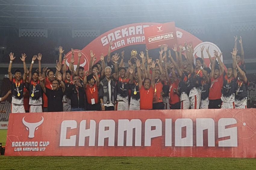 Ganjar Serahkan Piala Kepada Tim Bali, Juara 1 Liga Kampung Soekarno Cup U-17