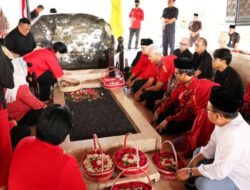 Ganjar-Mahfud Ziarah ke Makam Soekarno Bersama Megawati