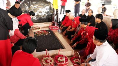 Ganjar-Mahfud Ziarah ke Makam Soekarno Bersama Megawati