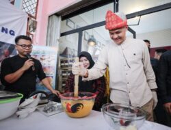 Momen Ganjar Membuat Kue Lapis Khas Palembang Bersama Pelaku UMKM