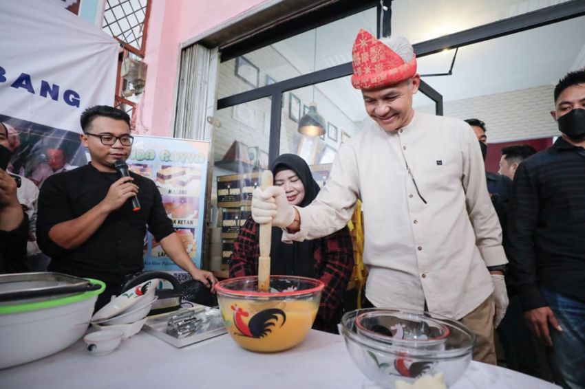 Momen Ganjar Membuat Kue Lapis Khas Palembang Bersama Pelaku UMKM