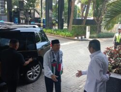 Tiba di Gedung TPN Ganjar-Mahfud, Mardiono Kenakan Syal Palestina