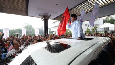 Parade Perkusi dan Tarian Meriah Menyambut Kedatangan Prabowo di Bandung