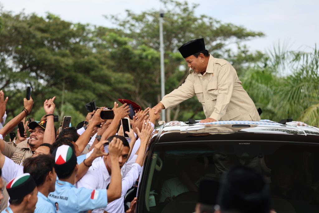 Prabowo Bersama Warga dan Relawan Menikmati Kopi Aceh: Sensasional!