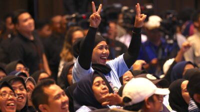 Prabowo Merasa Terharu dengan Antusiasme Relawan Emak-Emak di Bandung yang Jabat Erat Tangannya