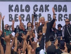 Ganjar Ikut Main Rampak Genteng saat Temui Milenial dan Influencer Majalengka