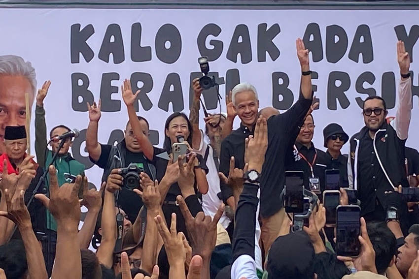 Ganjar Ikut Main Rampak Genteng saat Temui Milenial dan Influencer Majalengka