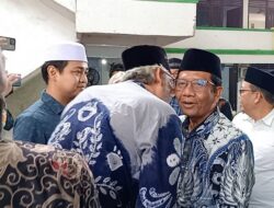 Kunjungi Pesantren Al Khoziny, Mahfud MD Disambut Lantunan Selawat