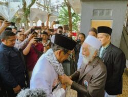 Kunjungi Ponpes Roudlotul Ulum Banten, Mahfud MD Dapat Doa Khusus dari Abuya Muhtadi