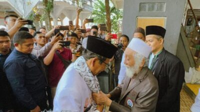 Kunjungi Ponpes Roudlotul Ulum Banten, Mahfud MD Dapat Doa Khusus dari Abuya Muhtadi