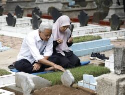 Penghujung 2023, Ganjar dan Atikoh Berziarah ke Makam Orang Tua di Purworejo