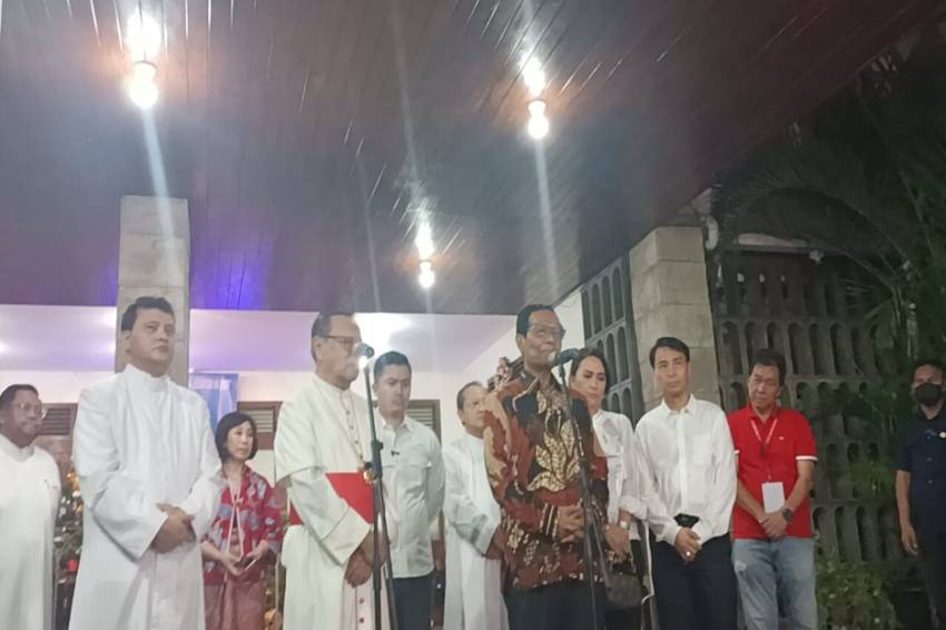 Sambangi Gereja Katedral saat Misa Malam Natal, Mahfud MD Titip Pesan Perdamaian