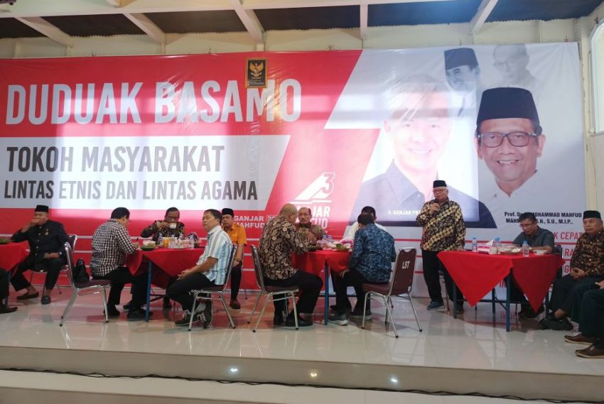 Sarapan Bersama, Mahfud MD Disambut Hangat Warga Lintas Agama di Padang