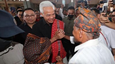 Tokoh Adat dan Warga Kupang Sambut Ganjar dengan Pantun, Sematkan Selendang Khas Daerah