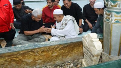 Ziarah ke Makam Guru Tua di Palu, Ganjar Didoakan Dapat Keberkahan