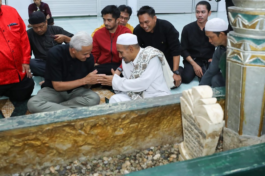 Ziarah ke Makam Guru Tua di Palu, Ganjar Didoakan Dapat Keberkahan