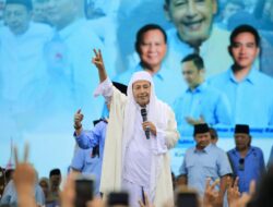 Prabowo dan Relawan Bershalawat di Serang bersama Nderek Guru Habib Luthfi