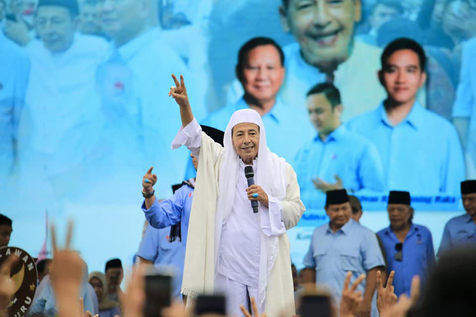 Prabowo dan Relawan Bershalawat di Serang bersama Nderek Guru Habib Luthfi