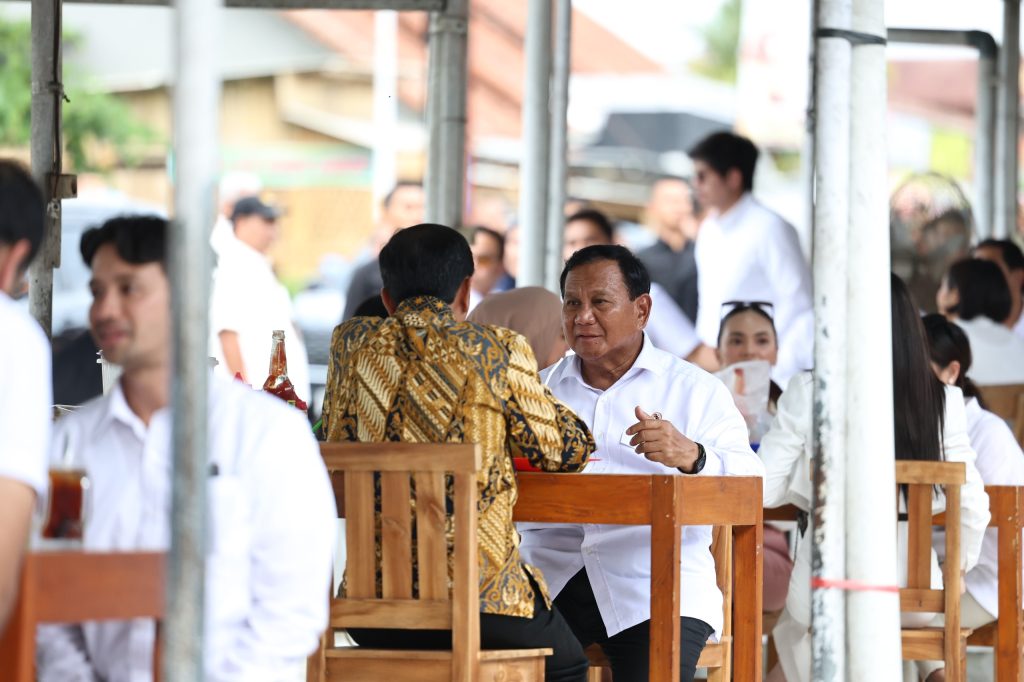 Jokowi dan Prabowo Makan Bakso Bareng, Berdoa untuk Kesuksesan Usaha Kuliner Sholeh