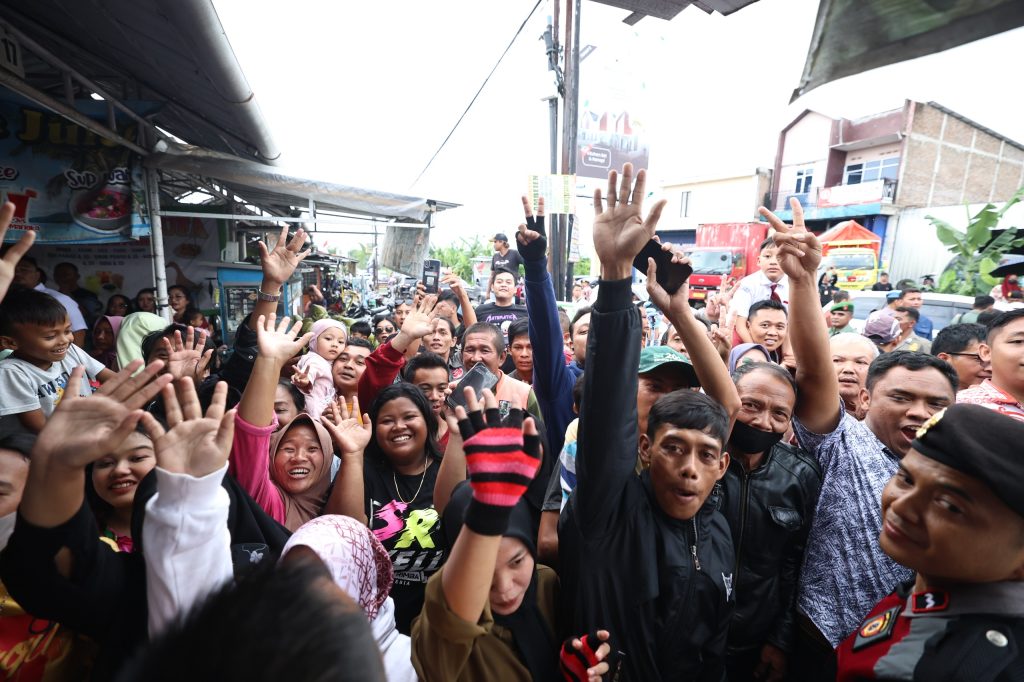 Ratusan Warga Jateng dengan Antusias Melihat Jokowi dan Prabowo Makan Bakso Bersama: Semoga Tetap Merakyat