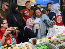 Atikoh Makan Malam di Angkringan Palembang, Warga Antusias Ingin Foto Bareng