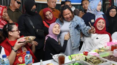 Atikoh Makan Malam di Angkringan Palembang, Warga Antusias Ingin Foto Bareng