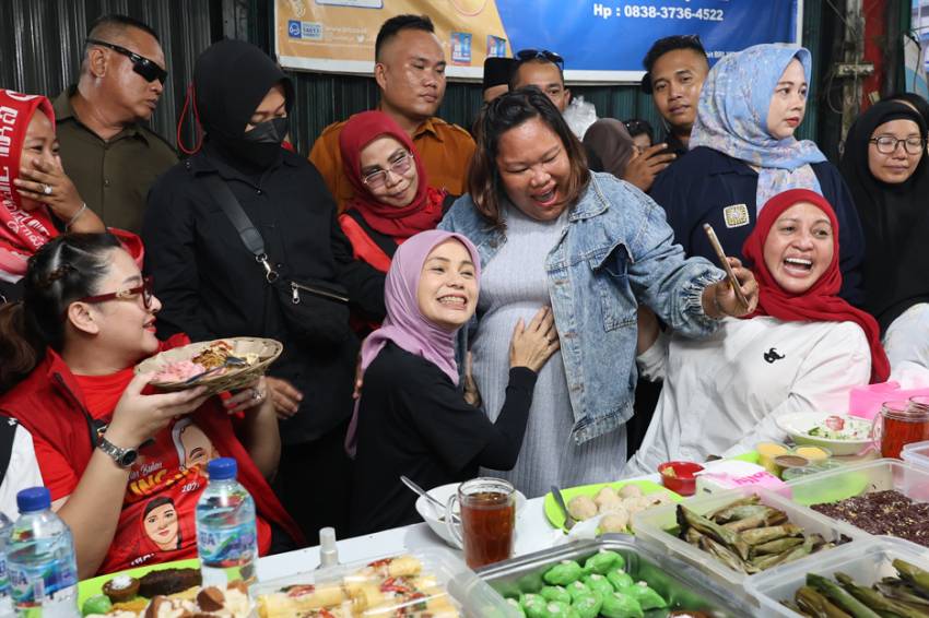 Atikoh Makan Malam di Angkringan Palembang, Warga Antusias Ingin Foto Bareng