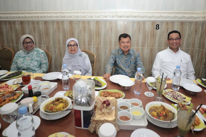 Makan Malam Bareng JK, Anies Diajari Cara Racik Sambal