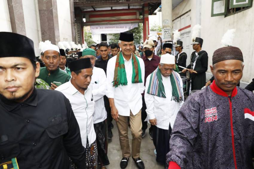 Sowan ke KH Abdullah Ubab Maimoen, Ganjar Bakal Nasionalkan Insentif Guru Agama