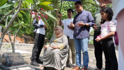 Ziarah ke Makam Ayah di Yogyakarta, Anies Teringat Pesan Jangan Takut Berjuang