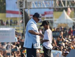 Prabowo Mendapat Cemilan Kacang Oven dari Anak Warga Saat Berorasi di Medan