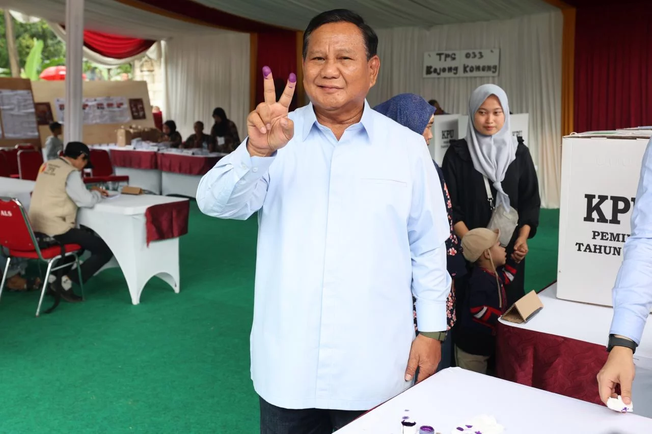 Prabowo Subianto Memilih di TPS 033 Bojong Koneng Sambil Berpose dengan Salam Dua Jari