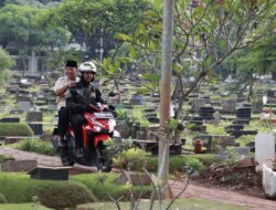 Prabowo Subianto Dihadiri oleh Ratusan Warga saat Ziarah ke Makam Sang Ayah Pasca Pemilu dengan Menggunakan Motor