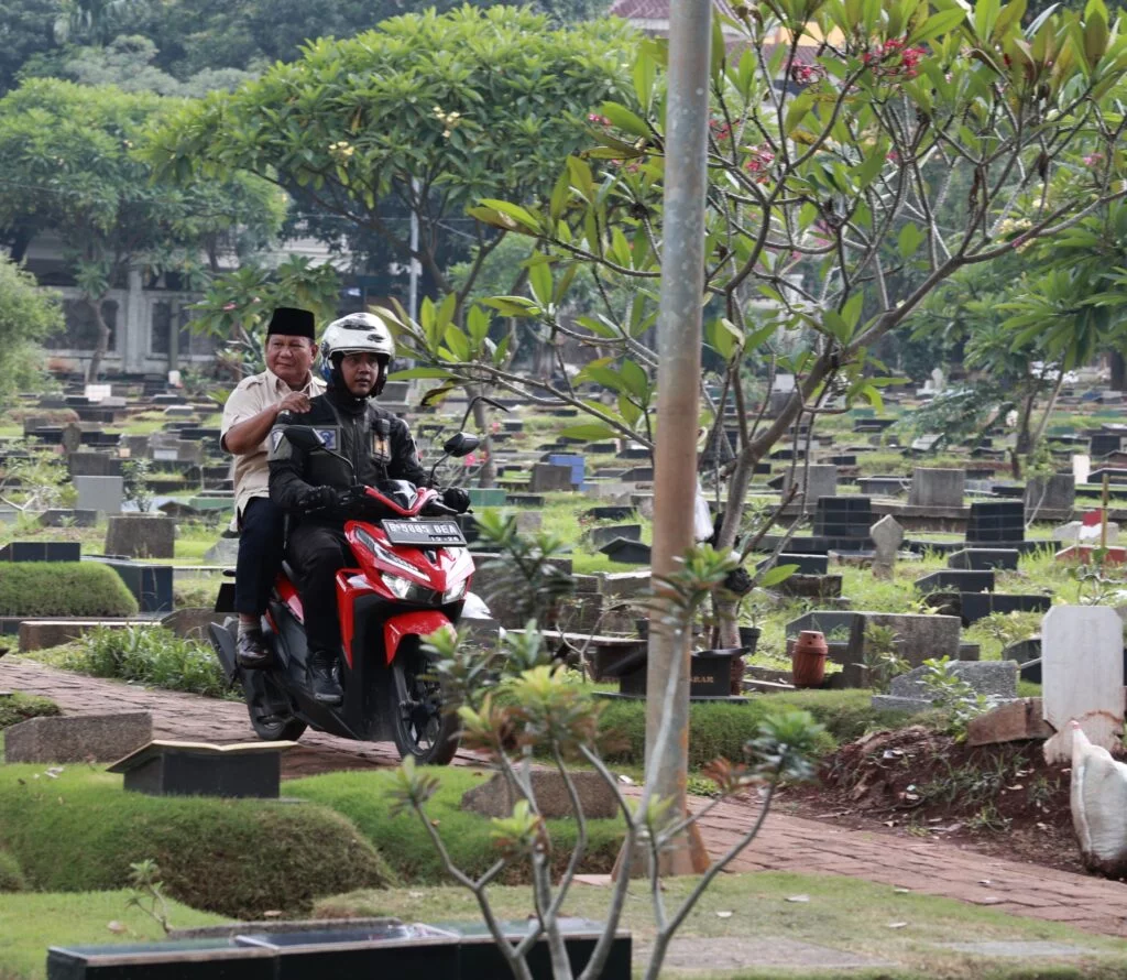 Prabowo Subianto Dihadiri oleh Ratusan Warga saat Ziarah ke Makam Sang Ayah Pasca Pemilu dengan Menggunakan Motor