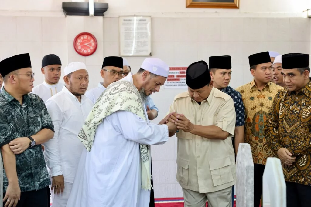 Prabowo Subianto Berziarah ke Habib Ali Kwitang dan Berdoa: Insya Allah Pekerjaan Kita Lancar ke Depan