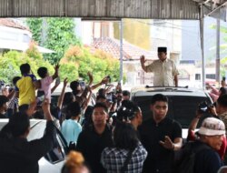 Prabowo Subianto Diterima dengan Hangat oleh Ratusan Warga saat Ziarah ke Makam Habib Ali Kwitang