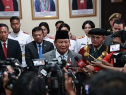 Prabowo Subianto, Menteri Pertahanan, Mengatakan bahwa Orang yang Rajin dan Cerdas Akan Bertahan di Tengah Tantangan Zaman saat Berpidato di Wisuda Unhan