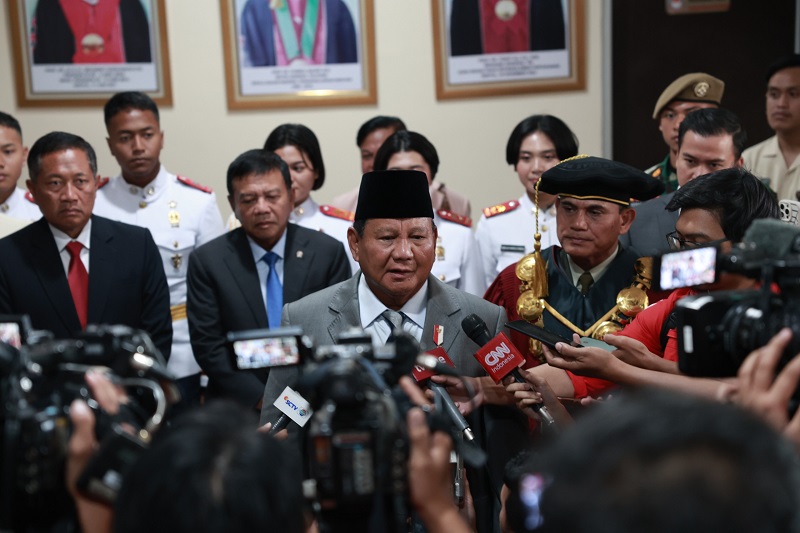 Prabowo Subianto, Menteri Pertahanan, Mengatakan bahwa Orang yang Rajin dan Cerdas Akan Bertahan di Tengah Tantangan Zaman saat Berpidato di Wisuda Unhan