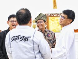 Sambangi Gereja Santo Yoseph Karimun Kepri, Mahfud MD Disambut Tabur Beras Kuning hingga Barongsai