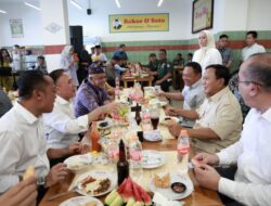 Prabowo Subianto delivers a special moment in Cimahi, eating Bakso, singing with the locals, and greeted warmly by the community