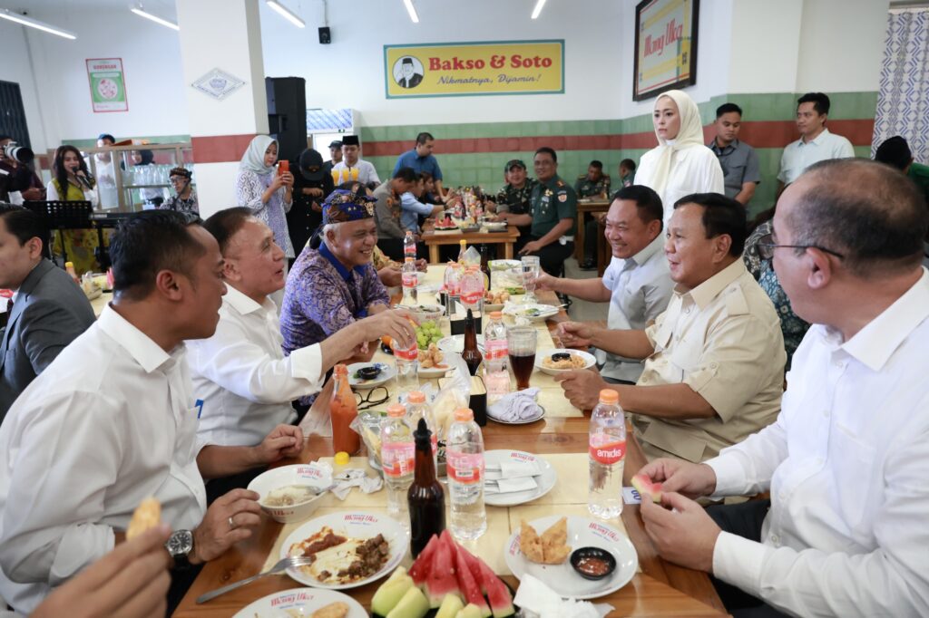 Prabowo Subianto delivers a special moment in Cimahi, eating Bakso, singing with the locals, and greeted warmly by the community