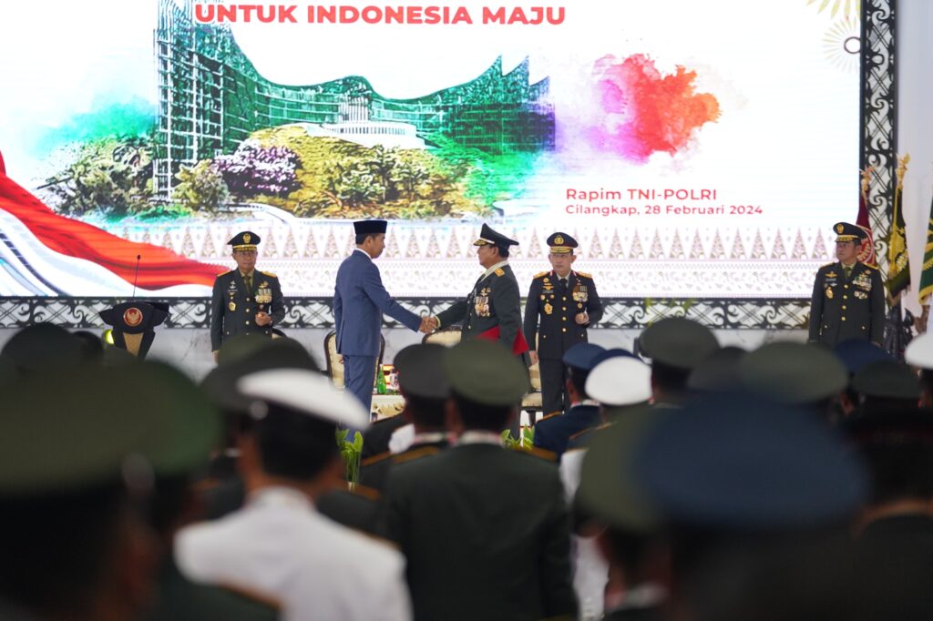 Presiden Jokowi Berikan Penganugerahan Jenderal Bintang 4 kepada Prabowo