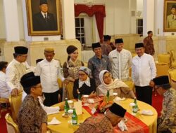 Jokowi Buka Puasa Bareng Menteri-menteri di Istana Negara